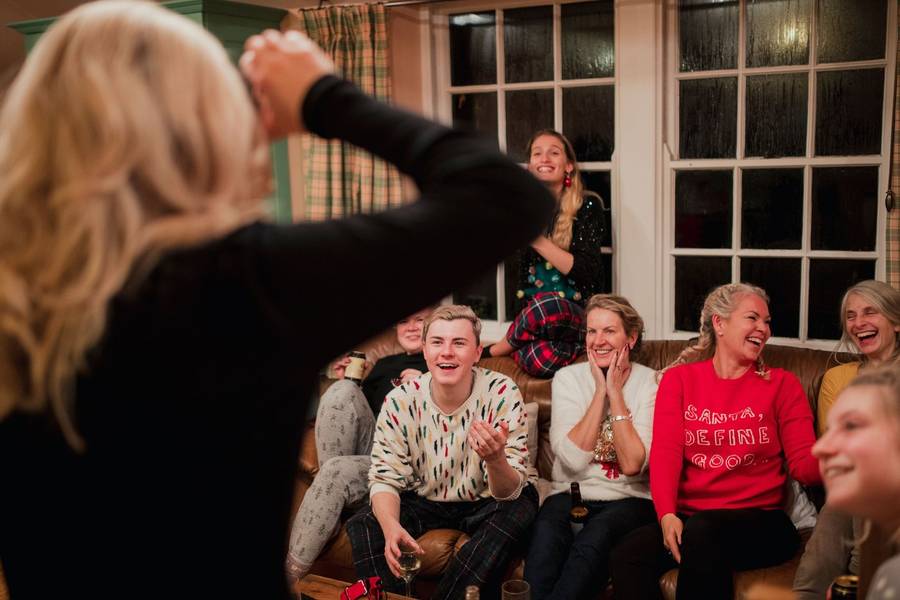Lachanfälle bei einer Weihnachtsfeier