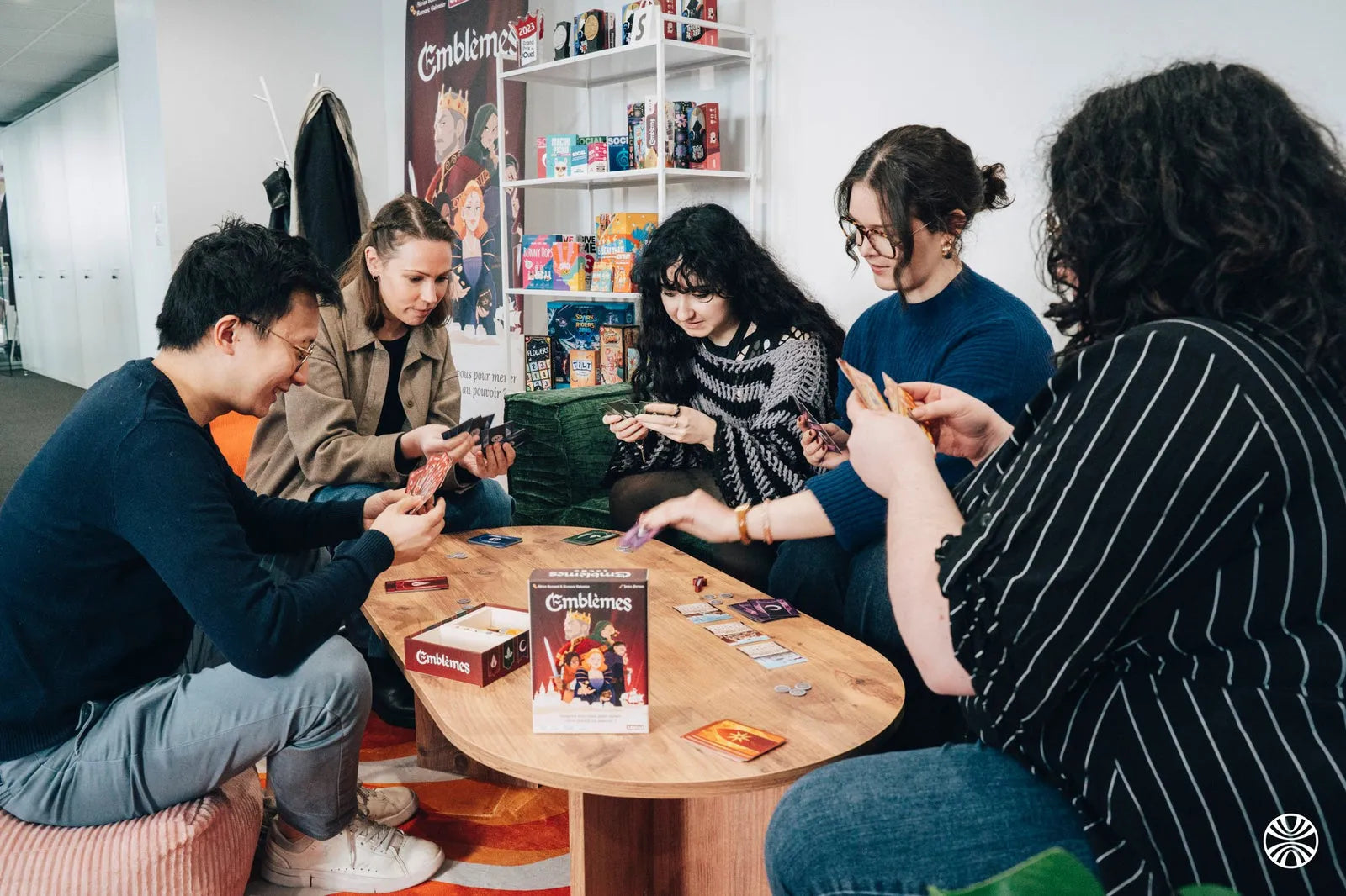 Une partie d’Emblèmes entre collègues autour de la table basse